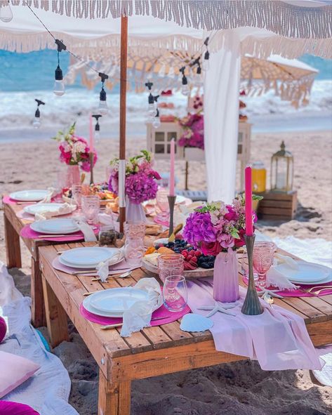 Fancy Picnic, Preppy Picnic, Rapunzel Wedding Theme, Beach Picnic Party, Picnic Party Decorations, Pink Party Theme, Hotel Party, Beach Dinner, Beach Table