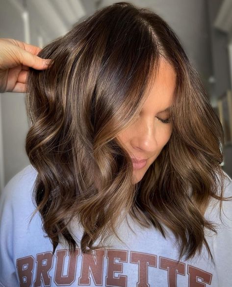 Medium Length Brown Balayage Hair, Sunlights Balayage Brunette, Short Bayalage Brunette, Mid Length Hair Brunette, Short Medium Brown Hair, Dimensional Brunette Short Hair, Mid Brown Hair, Medium Length Brown Hair With Highlights, Medium Length Brunette Hair