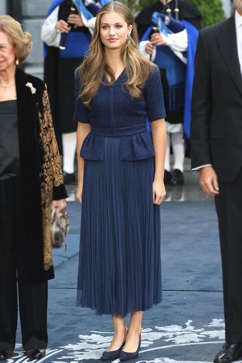 Princess Leonor Height Weight Bio Royal Family Outfits, Leonor Princess, Leonor Princess Of Asturias, Princess Inspired Outfits, Princess Letizia, Clouds Wallpaper, Life In Pictures, Bridesmaid Saree, Princess Leonor