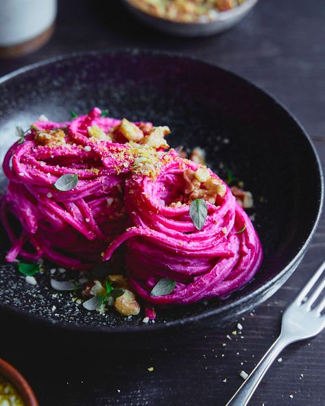 Hot Pink Creamy Beetroot Pasta - Good Eatings Pink Noodles, Beetroot Pasta, Fresh Herb Recipes, Beetroot Recipes, Cashew Sauce, Plant Based Diet Recipes, Winter Comfort Food, Eat Seasonal, Toasted Walnuts