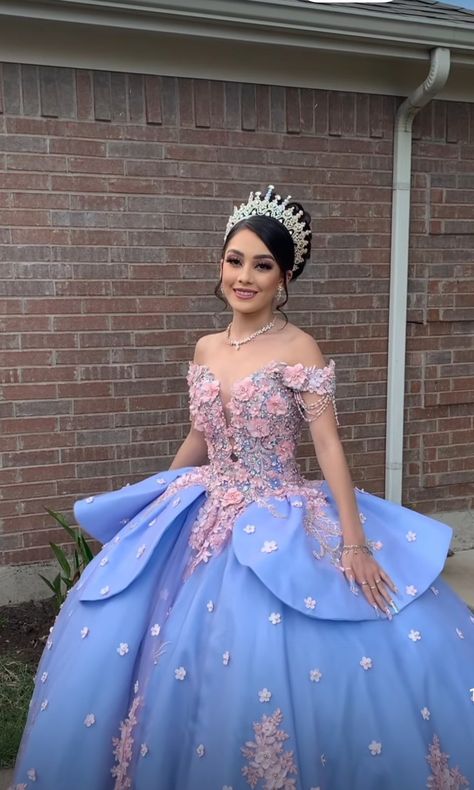 Blue And Pink Quinceanera Theme, Cinderella Quince, Cinderella Quinceanera, Pink Quince, Quinceanera Cakes, Dress Quinceanera, Quinceanera Dresses Blue, Pretty Quinceanera Dresses, Quinceanera Themes