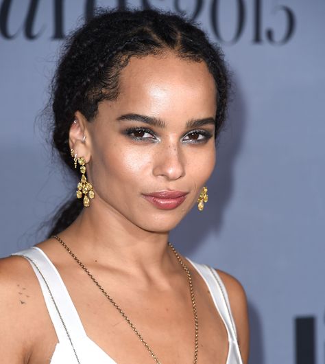 zoe kravitz blue eyeliner Eyeliner Bleu, Makeup Silver, Zoe Kravitz Style, Zoe Isabella Kravitz, Silver Eye Makeup, Zoë Kravitz, Lisa Bonet, Makeup Shades, Blue Eyeliner