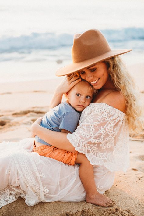 Family Beach Pictures Poses, Baby Beach Pictures, Baby Beach Photos, Beach Photoshoot Family, Mommy And Me Session, Family Beach Session, Beach Photography Family, Mommy And Me Photo Shoot, Inspiration Photoshoot