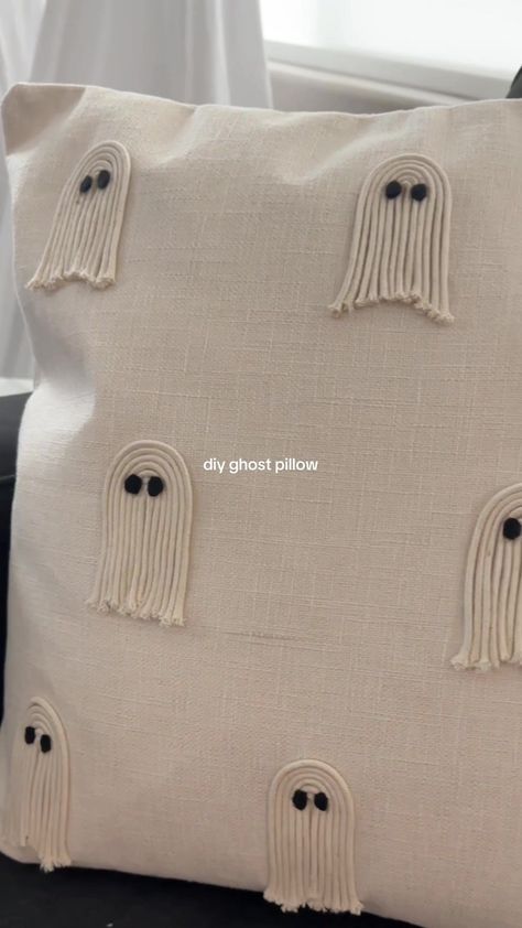 Seasonal Pillow Covers, Macrame Ghost Pillow, Fall Diy Crafts Decoration, Halloween Pillow Diy, Diy Fall Pillow Covers, Cute Ghost Decor, Diy Pumpkin Pillow, Halloween And Fall Decorations Together, Diy Ghost Pillow