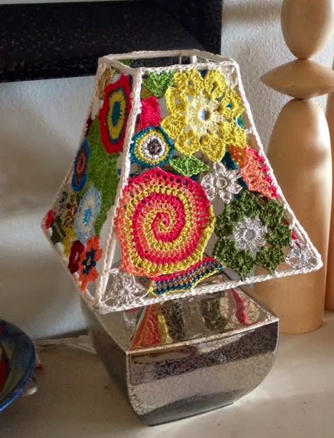 Random Crocheted Lamp ShadeThe Fiber Lounge shares a post on how... | Mingky Tinky Tiger + the Biddle Diddle Dee | Bloglovin’ Lamp Shade Diy, Crochet Interior, Crochet Lampshade, Crochet Lamp, Crochet Curtains, Form Crochet, Diy Lamp Shade, Crochet Home Decor, Freeform Crochet