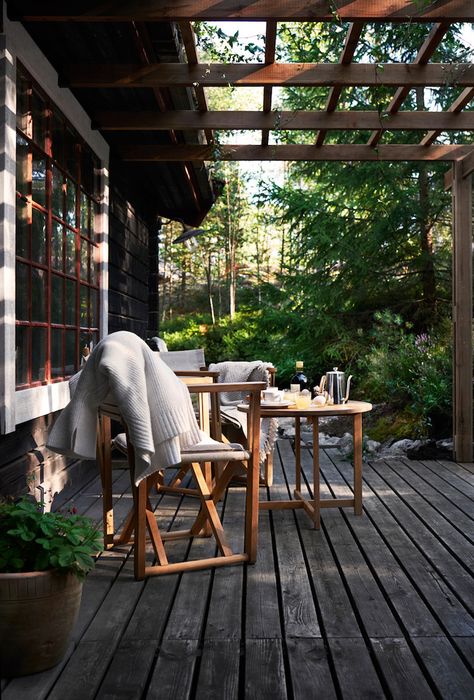 Scandinavian Porch, Scandinavian Cabin, Scandinavian Cottage, Norwegian Style, Wooden Deck, Cottage In The Woods, Porch Design, Cabin In The Woods, Outdoor Wood