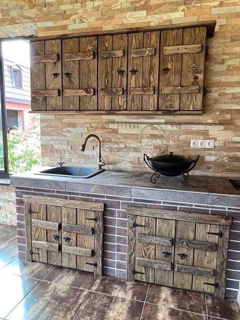 the Pallet Crafters& home decoration:Woodwork &Inspiratio | Striking Landscaping With Pallet Ideas | Facebook Diy Wood Chest, Apaneca, Log Home Kitchen, Cocina Shabby Chic, Epoxy Countertops, Rustic Furniture Design, Rustic Oak Furniture, Outdoor Bbq Kitchen, Rustic Room