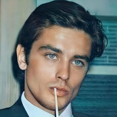 Hollywood Men, Alain Delon, Suit And Tie, Classic Hollywood, Old Hollywood, Celebrity Crush, Movie Stars, Pretty People, Actors & Actresses