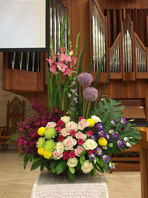 Alter Arrangements, Flowers Arrangements Ideas, Big Bouquet, Modern Floral Arrangements, Tropical Floral Arrangements, Aquaponics Plants, Large Floral Arrangements, Altar Flowers, Petal Pushers