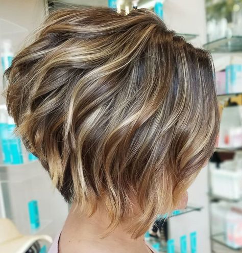 Short Inverted Brown Bob with Blonde Highlights Fine Haircut, Modern Short Haircuts, Hairstyle Bob, Κούρεμα Bob, Balayage Bob, Inverted Bob Hairstyles, Layered Bob Short, Bronde Balayage, Layered Bob Haircuts