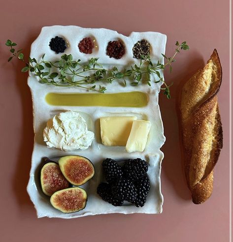 Sourdough Baguette, Keramik Design, Snack Plate, Wine And Dine, French Inspired, Beautiful Food, Pretty Food, Charcuterie Board, Cute Food