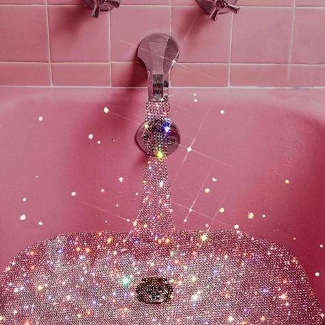 Showering all in pink. Arte Glitter, Foto Muro Collage, Glitter Photography, Boujee Aesthetic, Hey Beautiful, Pink Tumblr Aesthetic, Bedroom Wall Collage, Tapeta Galaxie, Pink Photo