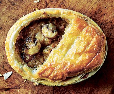 chicken and mushroom pie Miguel Barclay Recipes, Portion Meals, One Pound Meals, Healthy Meals Ideas, Chicken And Mushroom Pie, Frugal Food, Frugal Cooking, Wholesome Meals, Mushroom Pie