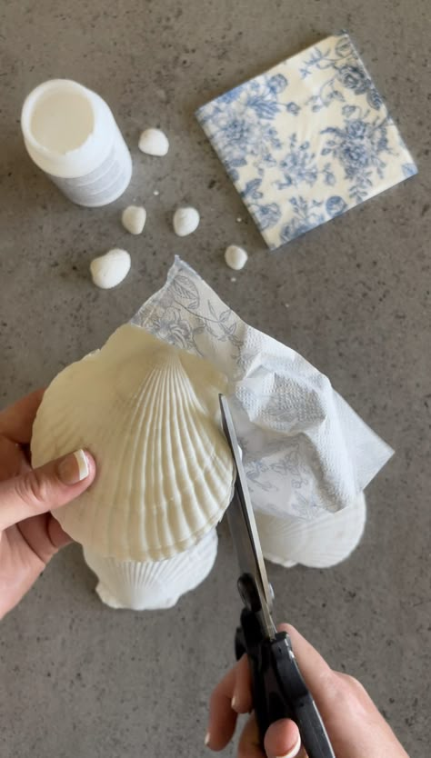 DIY Seashell Trinket Dish - Domestically Blissful Seashell Ideas Decorations, Clam Shell Art Projects, Beach Shell Crafts Diy, She’ll Trinket Dish, Shell Frames Diy Seashell Crafts, Clam Shell Crafts Diy Ideas, Seashell Crafts Aesthetic, Things To Do With Sea Shells Artwork, Seashell Craft Ideas