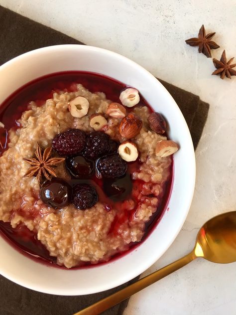 Gingerbread Porridge, Cherry Sauce Recipe, Oatmeal Flavors, Ayurveda Recipes, Cherry Sauce, Vegan Oatmeal, Almond Granola, Granola Breakfast, A Healthy Breakfast