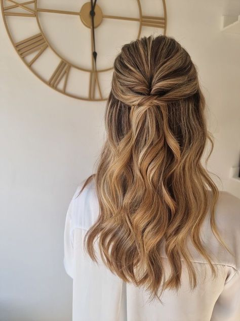 Heair Style, Bridesmaid Hair Inspo, Bridemaids Hairstyles, Wedding Hair Half, Simple Bridesmaid Hair, Guest Hair, Bridesmaid Hair Makeup, Hair Hoco, Wedding Guest Hairstyles