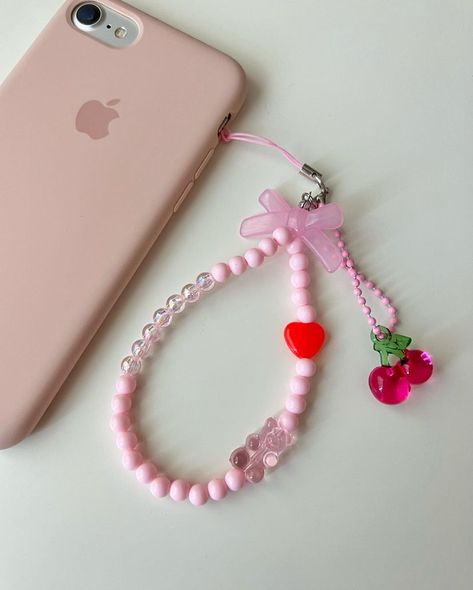 쏭쏭슈퍼 on Instagram: "🫧쏭쏭슈퍼🫧 젤리곰 체리 핸드폰 스트랩🍒 구매하기 프로필링크🐻" Cute Phone Strap, Diy Bag Charm, Stone Bead Jewelry, Kawaii Phone Case, Strap Phone, Phone Charms, Handmade Jewelry Tutorials, Bag Charms, Phone Strap