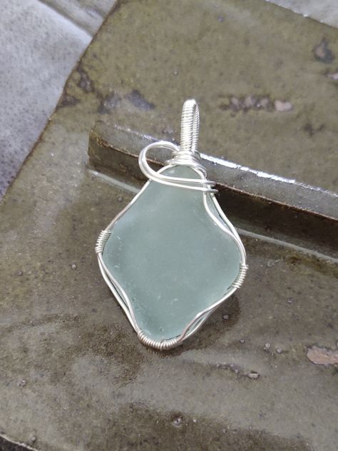 Seaglass Wire Wrapping, Sea Glass Jewelry Diy, Sea Glass Crafts Jewellery, Wire Wrapped Gemstone Jewelry, Seaglass Necklace, Beach Glass Crafts, Wire Wrapped Stone Jewelry, Wire Wrap Jewelry Designs, Wire Wrapped Jewelry Diy