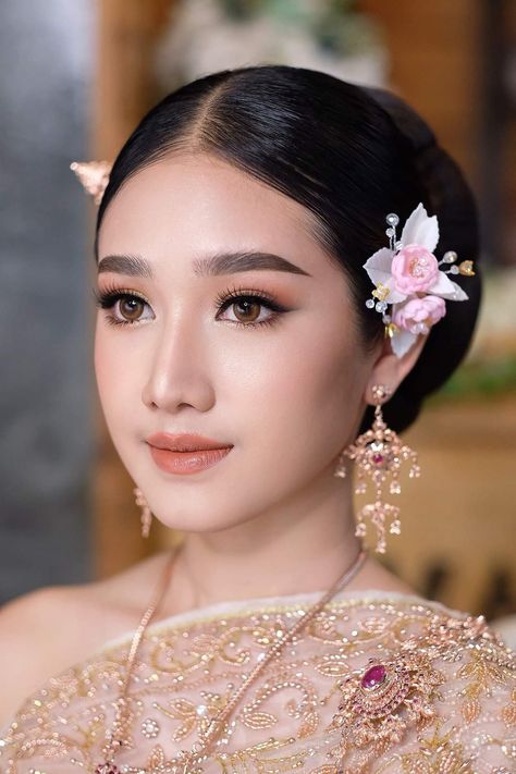 Graduation Look Makeup, Bride Makeup Asian, Bride Makeup Natural, Makeup Asia, Asian Wedding Makeup, Wedding Makeup Bride, Asian Bridal Makeup, Glam Wedding Makeup, Bridal Makeup Natural