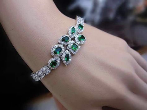 Bracelets stone diamond WOMEN'S FINE BRACELETS - http://amzn.to/2ikysTF Bling Bracelets, Diamond Bracelet Design, Cocktail Earrings, Emerald Bracelet, Diamond Pendants, Crystal Bags, Diamond Jewelry Designs, Fancy Jewellery, A Bracelet