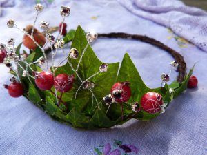 Forerunner of the 12 days of Christmas ...... So much of our tradition is Truly Ancient. Alban Arthan, Fae Party, Witch Holidays, Fairy Crowns Diy, Fae Magic, Winter Solstice Party, Yule Crafts, Yule Celebration, Solstice Party