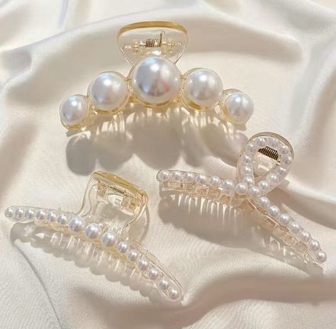 emza on Instagram: “there’s probably a common theme in all of our pieces which is pearls! i love pearls and i think they can be so elegant yet so simple 🤍” Pearl Claw Clip, Elegant Bun, Pearl Hair Clip, Hair Accessories Clips, Normal Hair, Claw Clips, Pearl Hair, Hair Game, Vintage Pearls