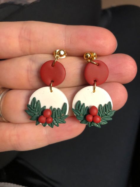 Simple Christmas Polymer Clay Earrings, Polymer Clay Christmas Ideas Jewelry, Clay Christmas Earrings Diy, Polymer Clay Christmas Earrings Diy, Easy Christmas Polymer Clay Earrings, Xmas Earrings, Clay Earrings Christmas Design, Holly Clay Earrings, Polymer Chirstmas Earrings