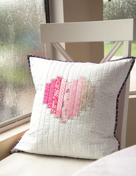 Patchwork Tutorial, Patchwork Heart, Straight Line Quilting, Pillow Tutorial, Bantal Sofa, Pretty Pillow, Patchwork Pillow, Quilt Batting, Sewing Pillows