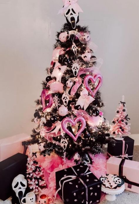 Pink And Black Christmas Decor, Black And Pink Christmas Tree, Pink And Black Christmas Tree, Pink And Black Christmas, Black Christmas Decor, Goth Holiday, Black Christmas Tree Decorations, Black Christmas Tree, Pink Christmas Decorations