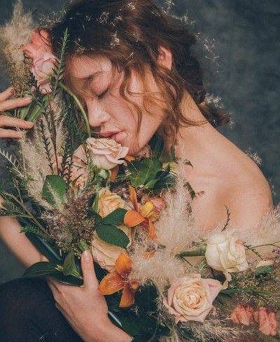 Photo Photographie Inspo, Holding Flowers, 인물 드로잉, Foto Poses, Lukisan Cat Air, Foto Art, Trik Fotografi, Foto Inspiration, Portrait Inspiration