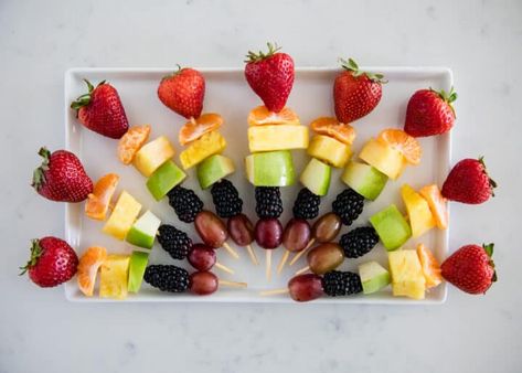 Healthy and delicious rainbow fruit kabobs that are ready in just 10 minutes! An easy low calorie snack or appetizer idea that is perfect for any occasion. Strawberry Fruit Dips, Grilled Fruit Kabobs, Rainbow Fruit Kabobs, Low Calorie Snack, Catering Food Displays, Vegetable Appetizers, Fruit Appetizers, Chocolate Dipped Fruit, Fresh Fruit Recipes