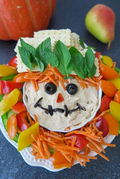 Scarecrow Dip Appetizer Party Platter Ideas, Halloween Party Platter, Halloween Veggie Tray, Pumpkin Spice Latte Cupcakes, Halloween Dip, Best Halloween Party, Cute Halloween Party, Matchstick Carrots, Fall Recipes Pumpkin