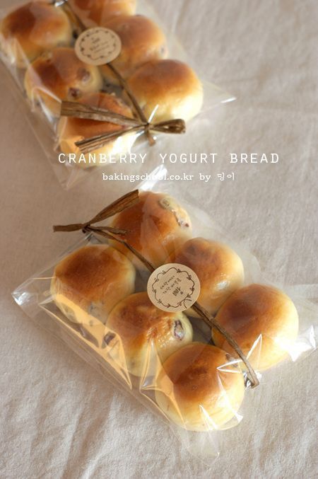 Japanese Bread Packaging, Bread Packaging Design Ideas, Take Out Food Packaging, Bread Box Ideas, Bakery Packaging Ideas, Cranberry Yogurt, Bread Gift, Bread Gifts, Bakery Packaging Design