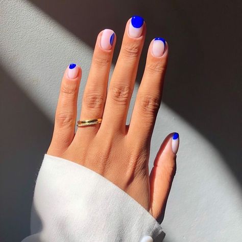 Cobalt Nail Art, Minimalist Blue Nail Art, Dot Tool Nail Art Easy, Cobalt Blue Nail Art, Minimalist Short Nail Art, Cobalt Blue Art, Funky Nail Art For Short Nails, Minimalist Blue Nails, Blue Minimalist Nails