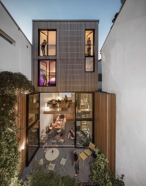 Les Tiennes Marcel / Mohamed Omaïs & Olivia Gomes architects | ArchDaily Paris Suburbs, Narrow House Designs, Best Vacation Destinations, Narrow House, Casa Exterior, Residential Construction, Patio Interior, City House, Best Vacations