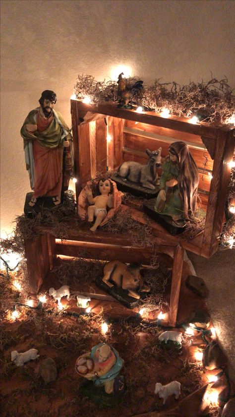 Pesebres Navidad Ideas Originales Pequeños, Pesebres Navidad Ideas Madera, Navity Scene Display, Belen Christmas Decor Diy, Diy Christmas Nativity Scene, Navity Scene Ideas, Pesebres Navidad Ideas Grandes, Pesebres Navidad Ideas Originales, Pesebres Navidad Ideas