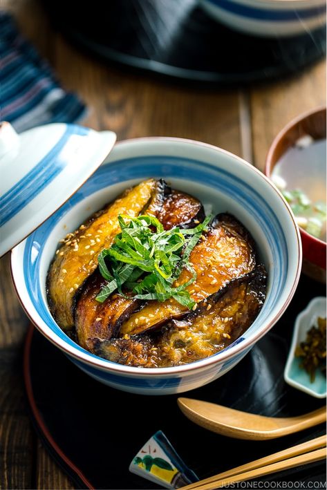 Vegetarian Japanese Food, Japanese Comfort Food, Japanese Healthy Food, Vegan Rice Bowl, Yakimeshi Recipe, Sliced Eggplant, Glazed Eggplant, Japanese Vegan, Sweet Soy Sauce