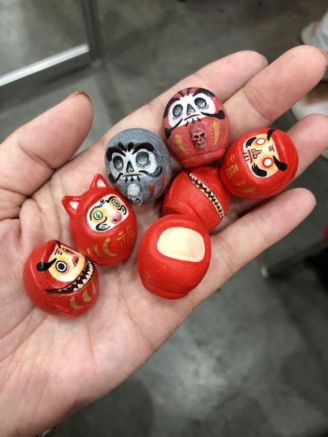 Japanese Clay Art, Good Luck Japanese, Daruma Doll, Arte Do Kawaii, Clay Keychain, Vinyl Art Toys, Japon Illustration, Japan Culture, Ceramics Pottery Art