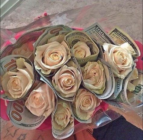 Roses wrapped in money great gift Roses Wrapped In Money, Roses With Money, Valentines Day Luxury, Flowers Money, Diy Rose Bouquet, Wrapping Money, Money Rose, Wedding Gift Money, Money Flowers