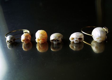 We Are the World Pearl Skull, Carved Pearl, Free Jewellery Making Tutorials, Skull Wedding Ring, Skull Engagement Ring, Japanese Jewelry, Face Carving, Skull Rings, Skull Wedding