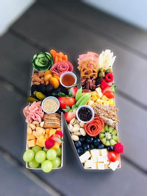 Fruit Tray Designs, Brunch Party Menu, Charcuterie Party, Charcuterie Gifts, Party Food Buffet, Picnic Decorations, Charcuterie Inspiration, Cheese Party, Party Food Platters