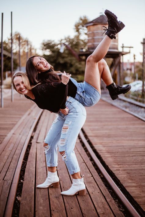 Cute Poses Best Friends, Cute Friends Photoshoot, Photography Ideas For Friends, Besties Pictures Best Friend Photography, 2 Person Friend Poses, 2 Girls Photoshooting Best Friends, Sister Pics Ideas, Teenage Photography Poses, Pose Ideas For Two Friends