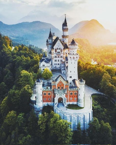 Godiva Castle Bavaria, Real Castles, Real Life Fairies, German Architecture, Minecraft House Plans, Germany Castles, Neuschwanstein Castle, Disney World Florida, Beautiful Castles