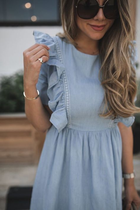 dainty jewelry and chambray dress #fashionista Blue Bodycon Dress, Gaun Fashion, Dallas Fashion, Chambray Dress, Vintage Style Dresses, The Teacher, Trend Fashion, Beauty Lifestyle, Simple Dresses