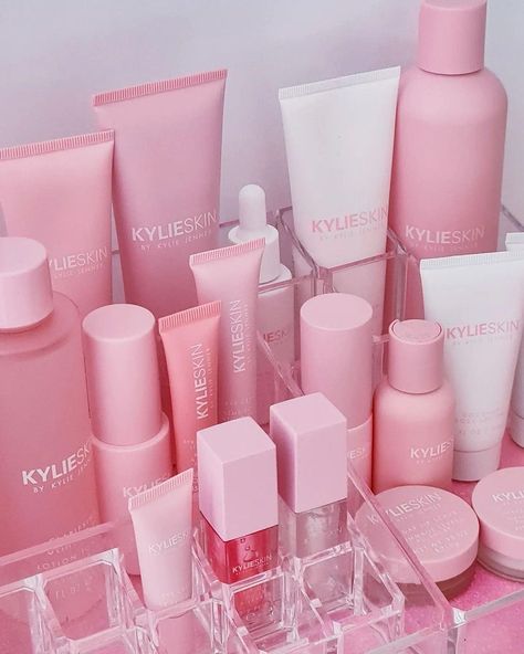 Kylie Jenner Skin Care, Kylie Skincare, Pink Pallet, Perfect Skincare Routine, Pink Wednesday, Kylie Skin, Morning Skincare, Kylie Kristen Jenner, Skincare Essentials