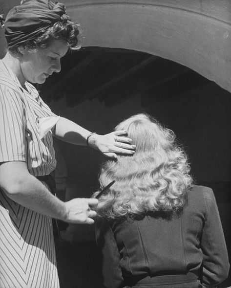 oldhollywoodmonamour: “ 1939 : Bette having her hair fixed in a long bob by stylist Margaret Donovan of Warner Bros. studio on the patio of Davis’ home. ” 1940s Waves, Vintage Exercise, 40s Hairstyles, 1940s Photos, Vintage Curls, Warner Bros Studio, 1940s Hairstyles, Alfred Eisenstaedt, Hair Fixing