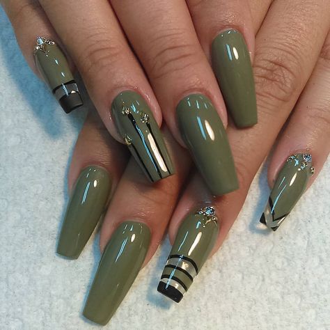 ROD STAR OF BOSS NAILS on Instagram: “#bossnails #sculpture nails #nailart #nailpolish #military style nails #green #black #_nailthug #teamrod #gelnails” Military Nails, Army Nails, Green Acrylic Nails, Dark Green Nails, Gel Acrylic Nails, Green Nail Designs, Green Nail, Fall Acrylic Nails, Acrylic Nails Coffin