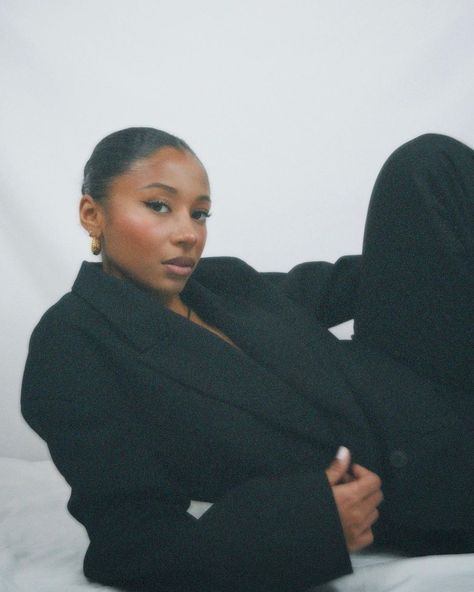 Evening walks | Instagram Black Women In Suits, Blazer Photoshoot Women, Blazer Photoshoot, A Simple Makeup Look, Oversized Black Blazer, Simple Makeup Look, October Mood, Black Blazer Outfit, Business Photoshoot