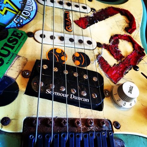 Billie Joe shares close-ups of his famous "Blue" guitar Mike Dirnt, Hello Green, Jason White, Green Day Billie Joe, Blue Guitar, Skate Punk, Tré Cool, Guitar Tattoo, Joe Armstrong