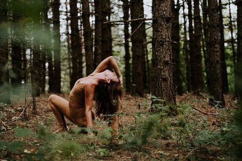 Wild and moody yoga photoshoot in the forest with this amazing women Redwood Photoshoot, Wild Photoshoot, Photoshoot In Nature, Forest Yoga, Photoshooting Ideas, Forest Shoot, Mini Photoshoot, Photo Yoga, Boho Photoshoot